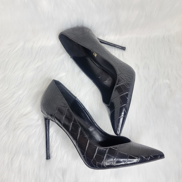 Winnie Harlow pointed toe black stiletto heels. - Picture 5 of 10